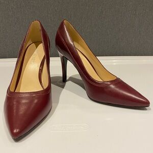 Nine West size 6 burgundy leather pumps